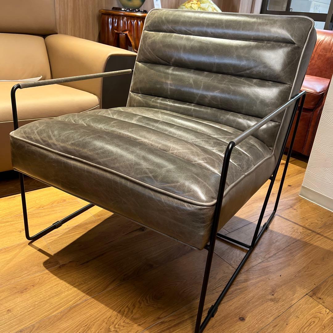 グレーレザーアームチェア　イルカの灰色