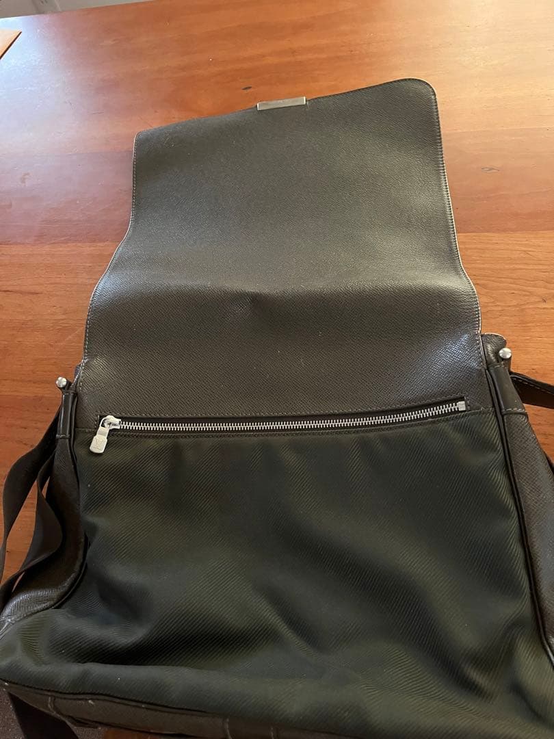 ルイヴィトン　タイガ　ヴィクトール