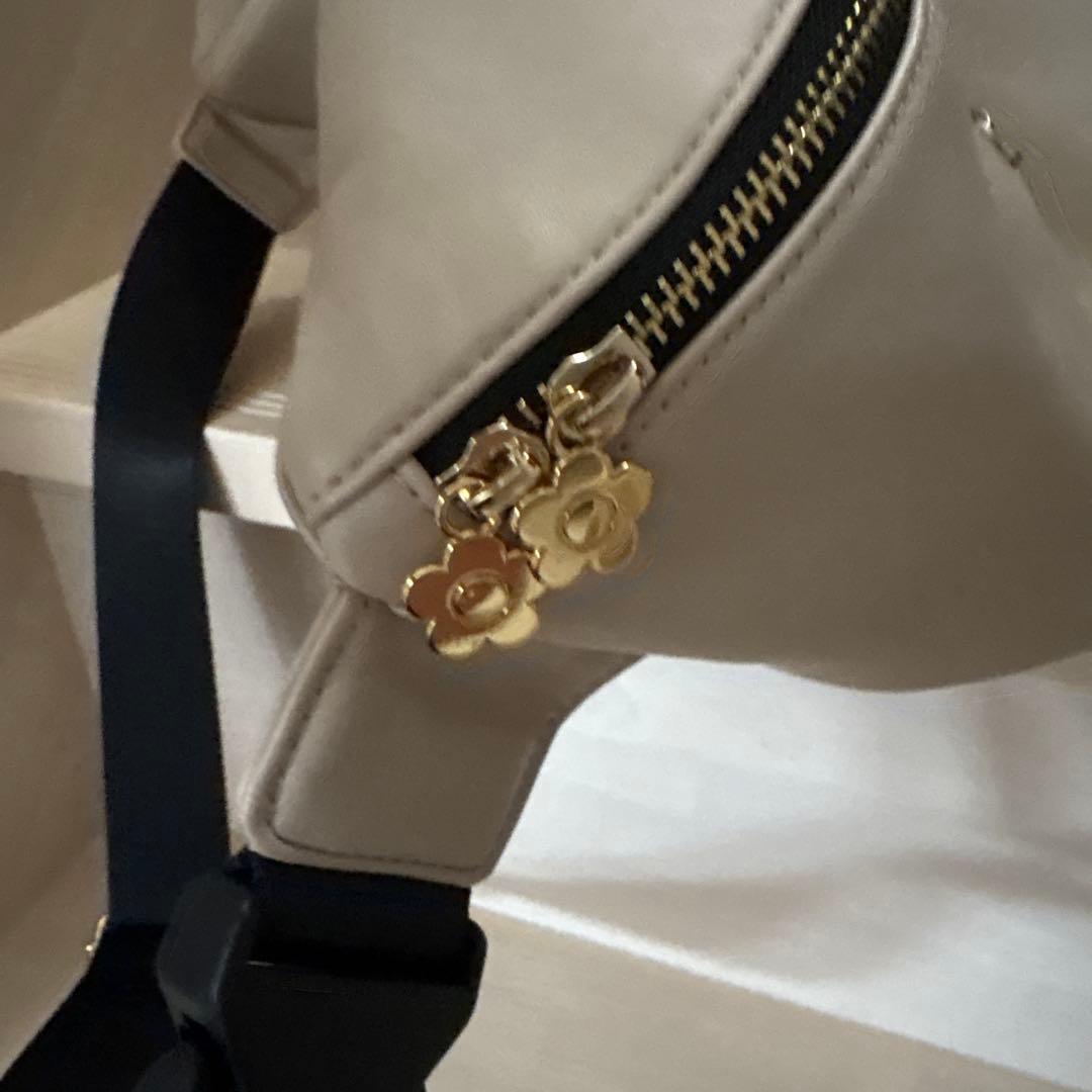 ら*ん様 マリークワント フロントポケットデイジーパッチ ボディバッグ ベージュ