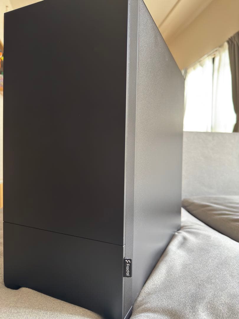オシャレな電源付き静音PCケース　FRACTALDESIGN