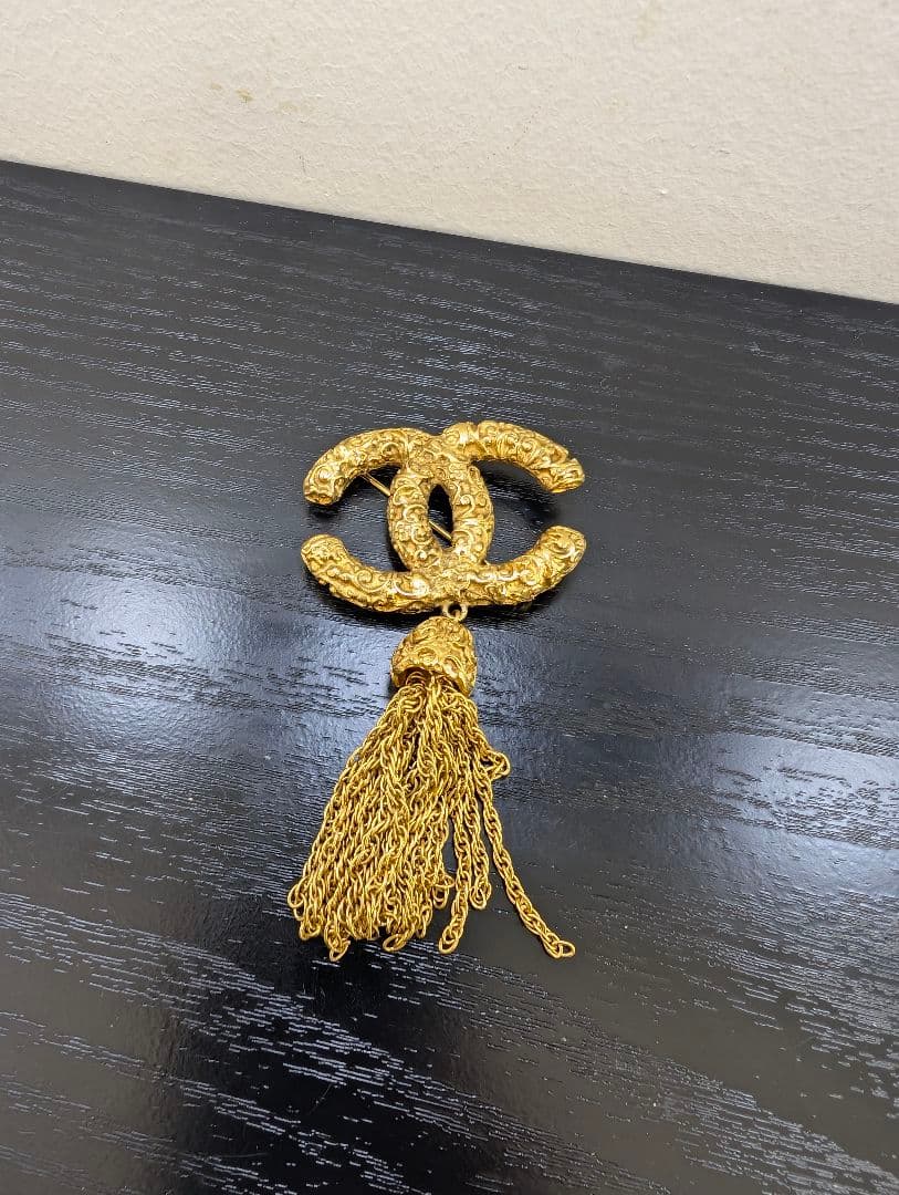 CHANEL ゴールド タッセルロゴブローチ