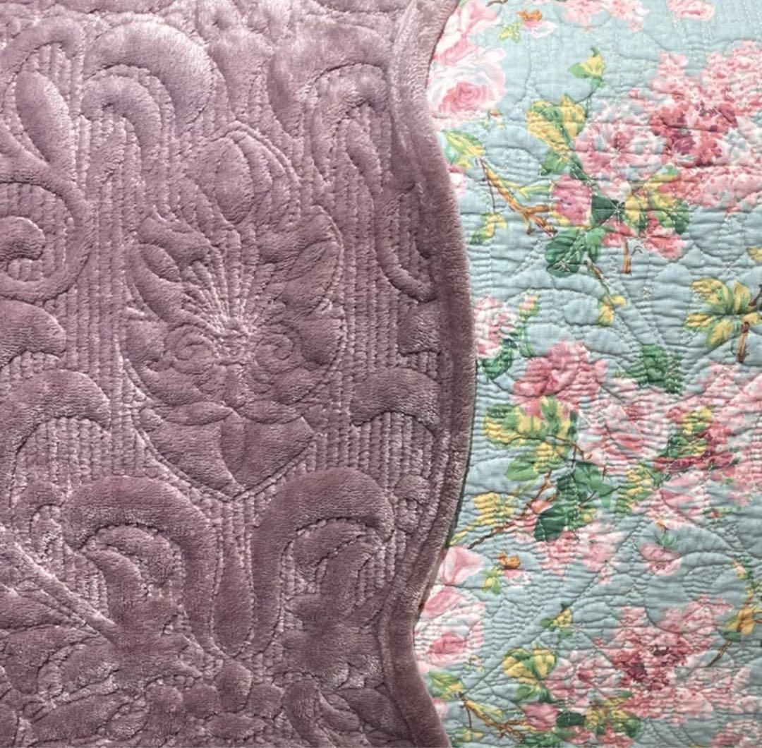 新品　薄紫色のエレガントなラグ　ラベンダー　リバーシブル　ベルベッド