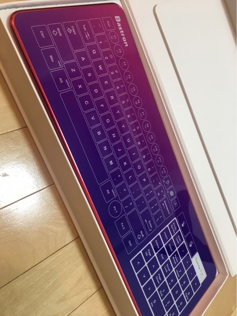 Bastion B10 強化ガラス製キーボード