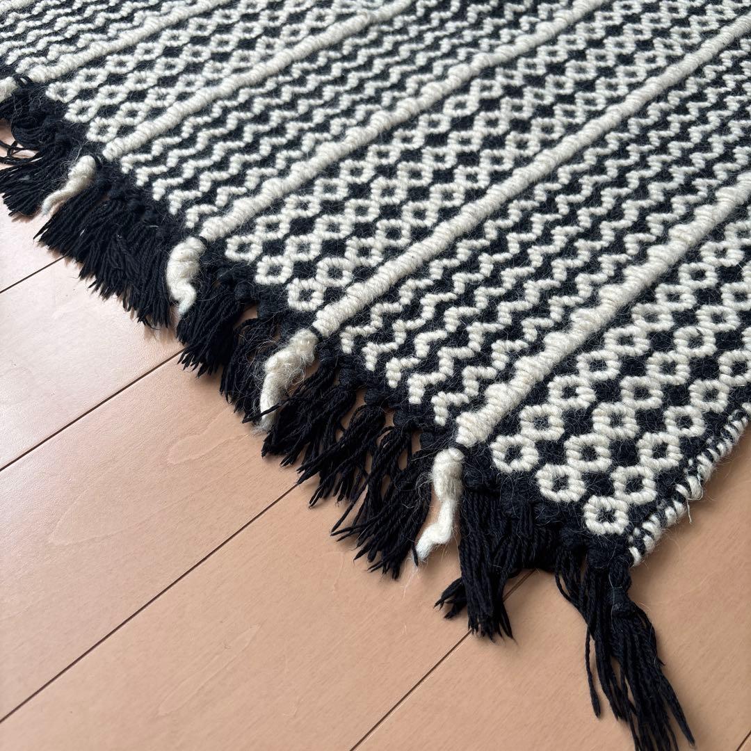 ウニコ　幾何学模様の黒白ラグ