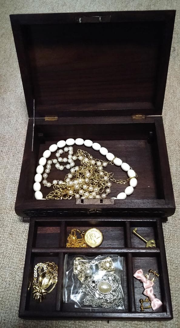 アクセサリー付き！宝箱　アンティーク木製コレクションボックス