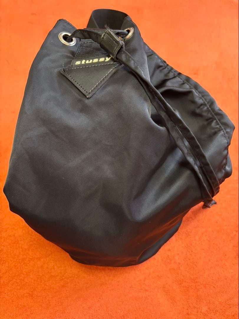 STUSSY 巾着風ショルダーバッグ　ブラック
