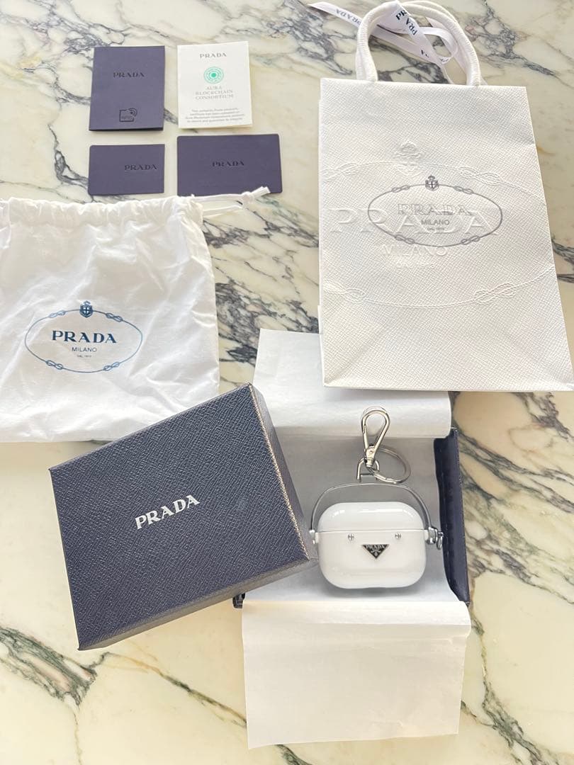 PRADA ホワイト ハンドル付き AirPodsProケース