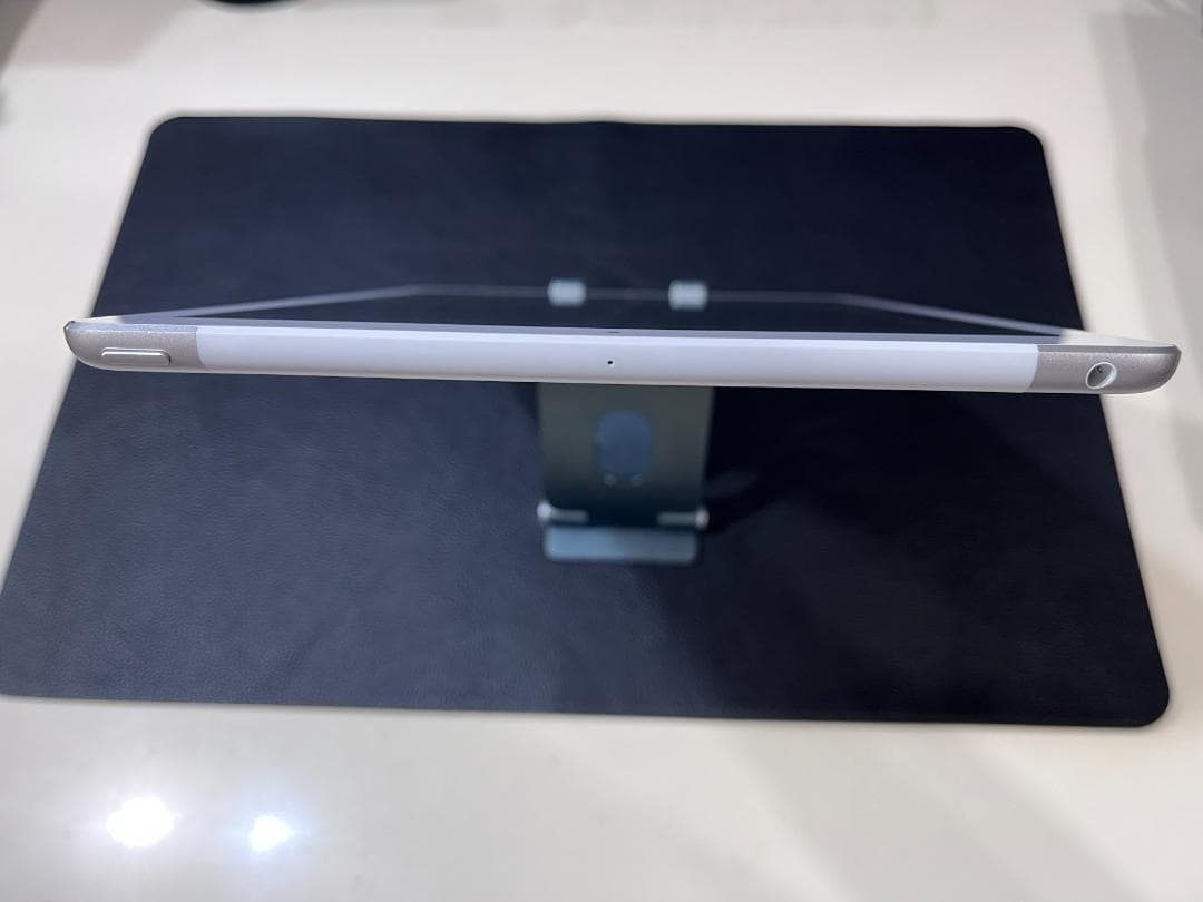 iPad 第5世代 Wi-Fi+Cellular 32GB シルバー 電池９５％