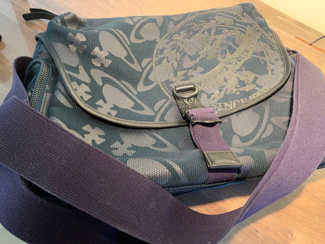 美品メッセンジャーバック