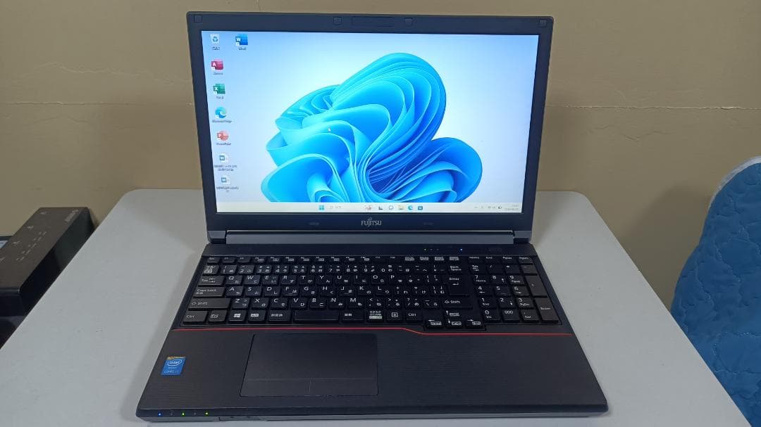 ノートパソコンFUJITSU第四世代Core i3 SSD128G メモリ8G