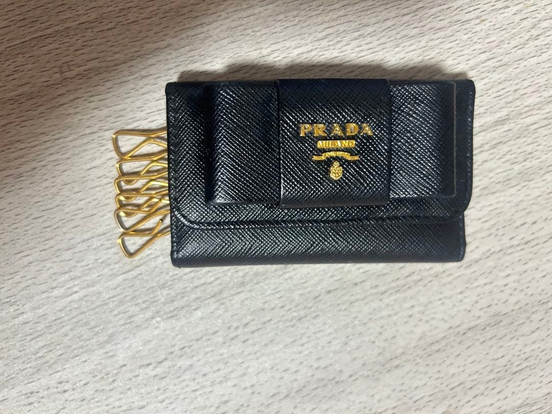 PRADA ブラック サフィアーノレザー キーケース