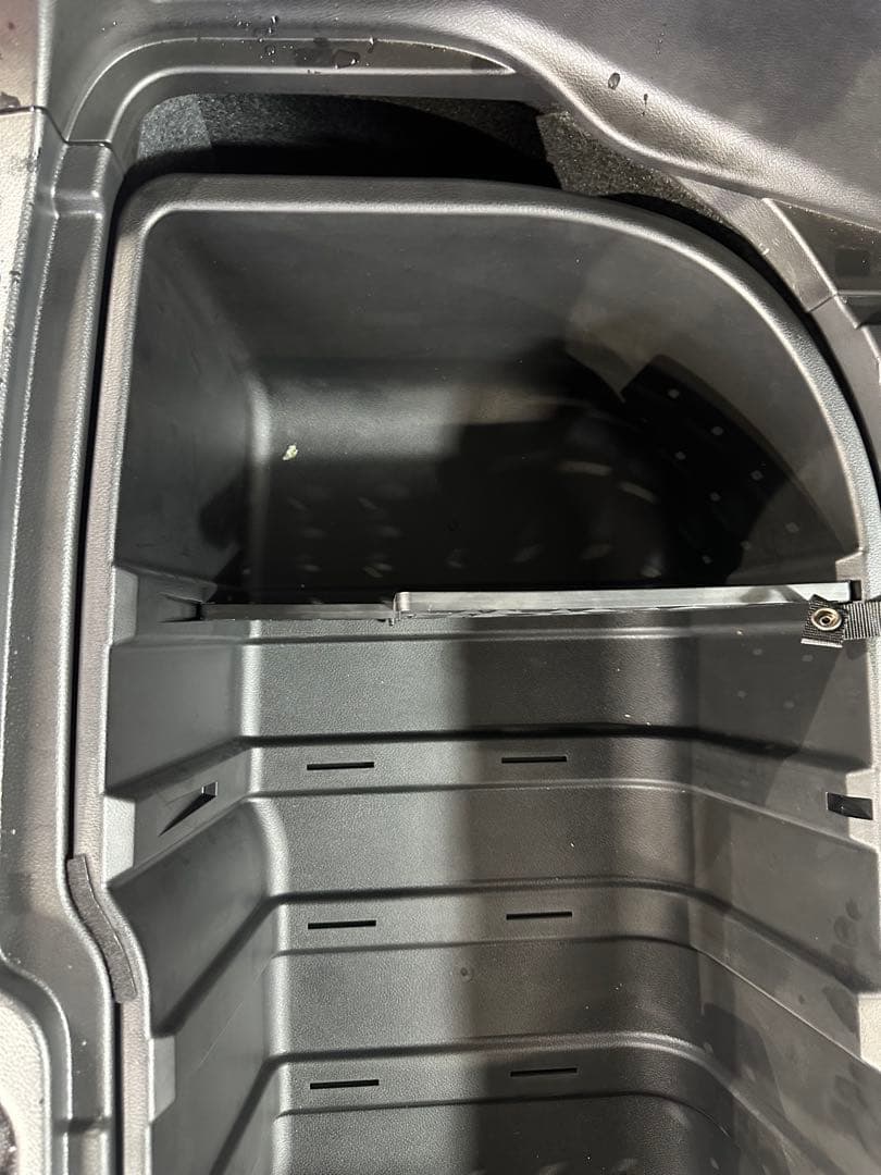 セレナC27ラゲッジアンダートレイ