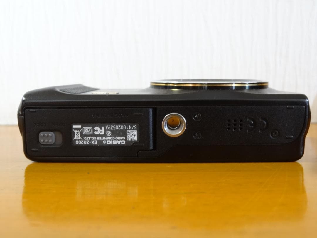 CASIO EXILIM EX-ZR200 ブラック　コンパクトデジタルカメラ