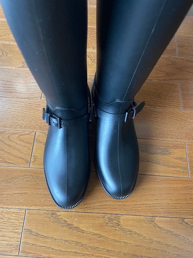 ピンクの猫 GIVENCHY ジバンシー・エンボス加工レインブーツ