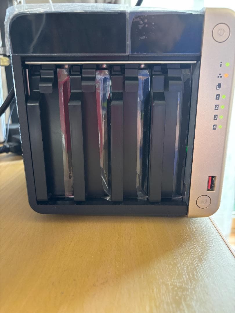 外付けハードディスク・ドライブ QNAP TS-464-8G, SSD 1TBx2, HDD 4TBx4