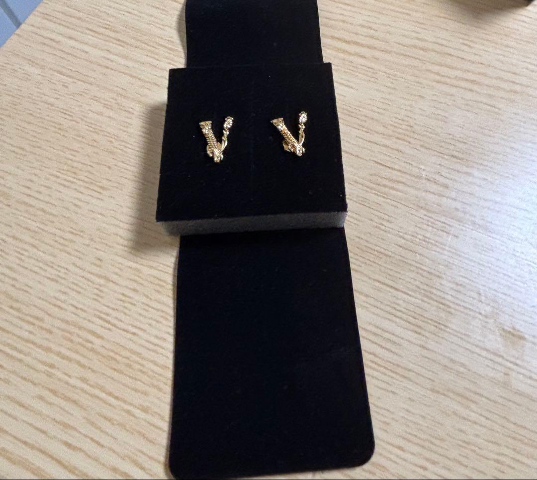 VERSACE ゴールド V字型ピアス