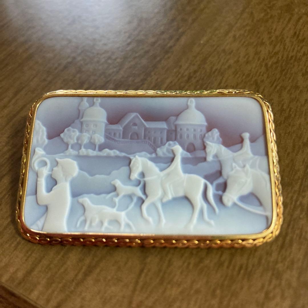 クラシックな浮彫ブローチ