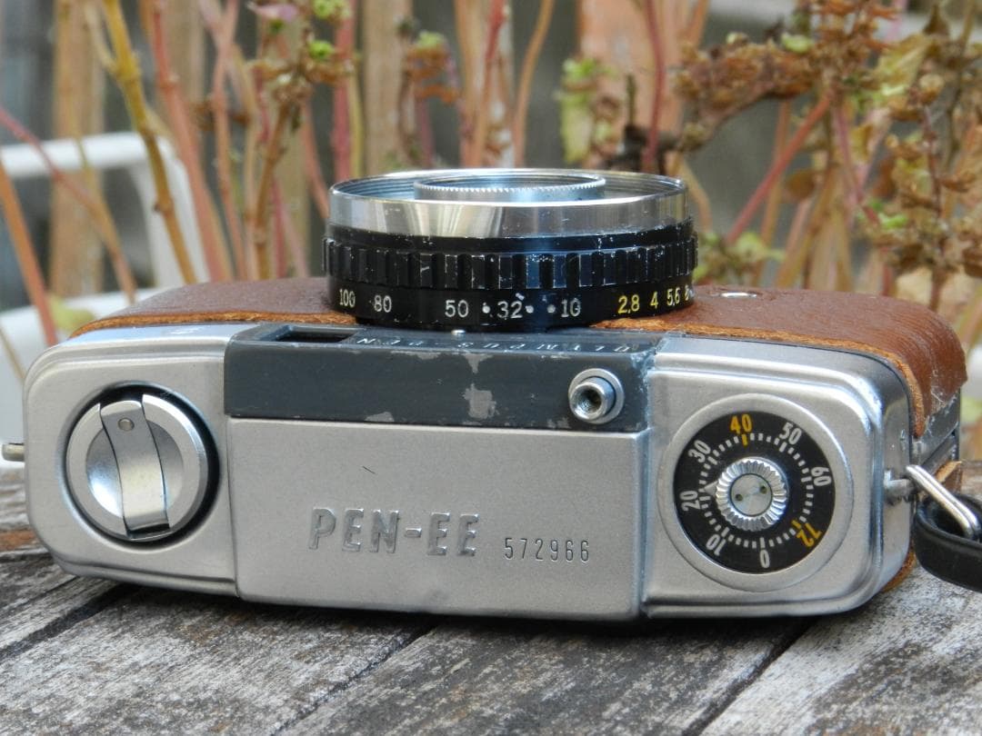 本革　　ブラウン　OLYMPUS-PEN EE-S ハーフフレイムフィルムカメラ