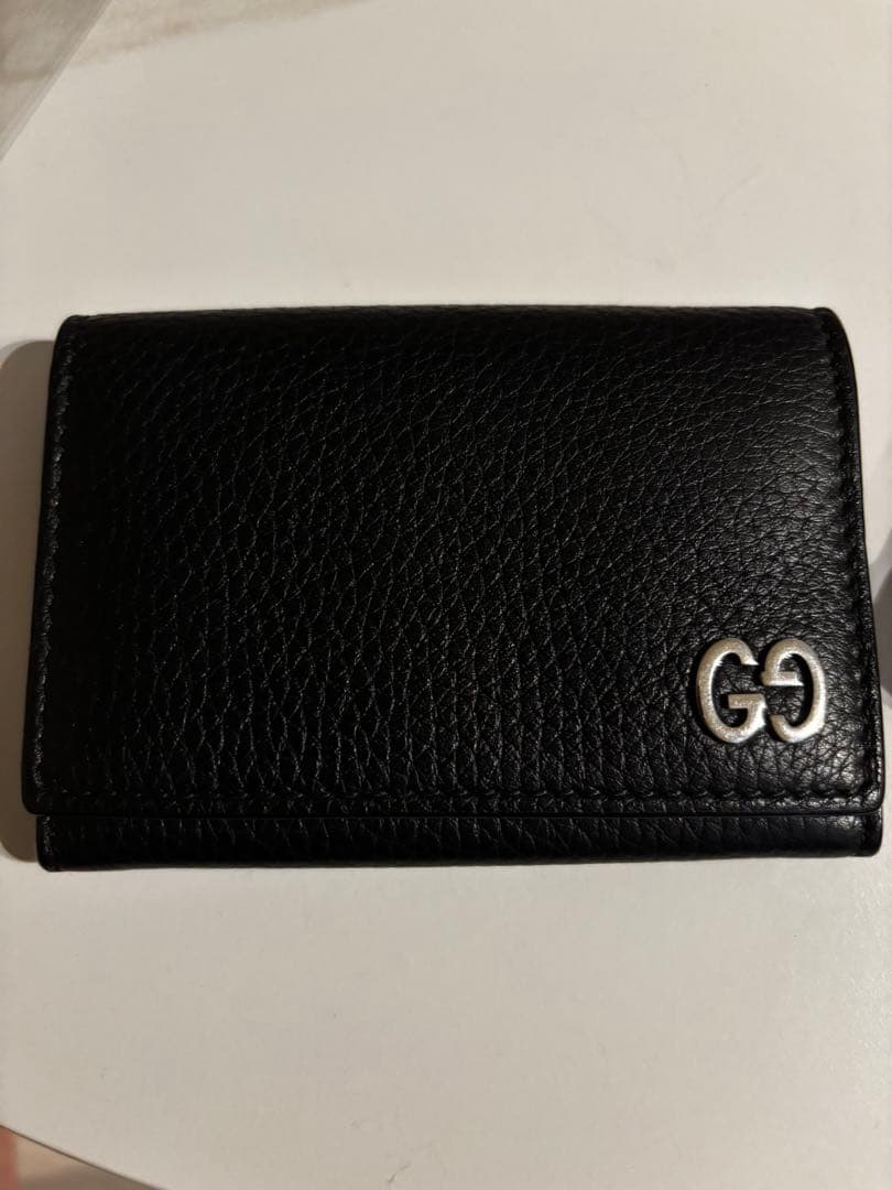 （美品）GUCCI GGロゴ付き黒レザー名刺入れ