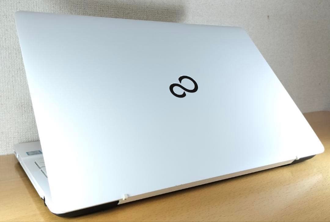 富士通 ノートパソコン Corei7 Windows11 SSD メモリ16GB