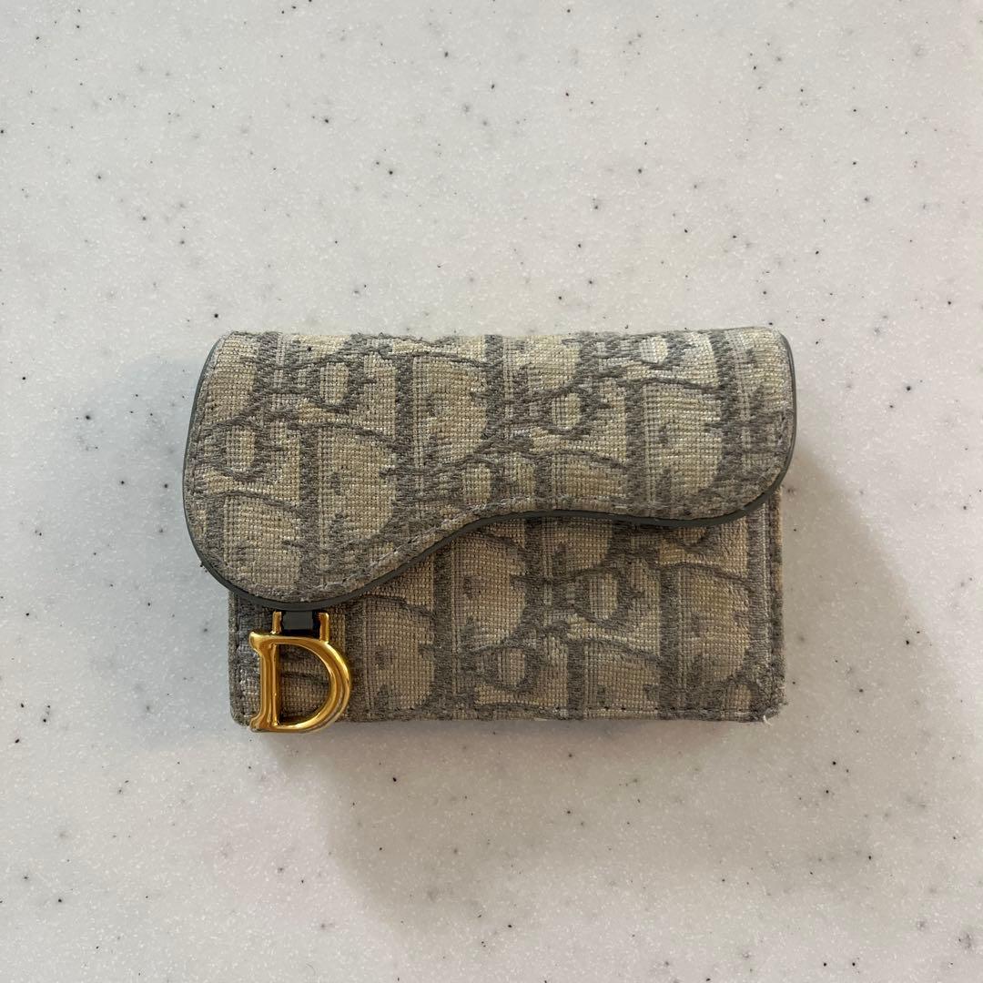 SADDLE フラップ カードホルダー