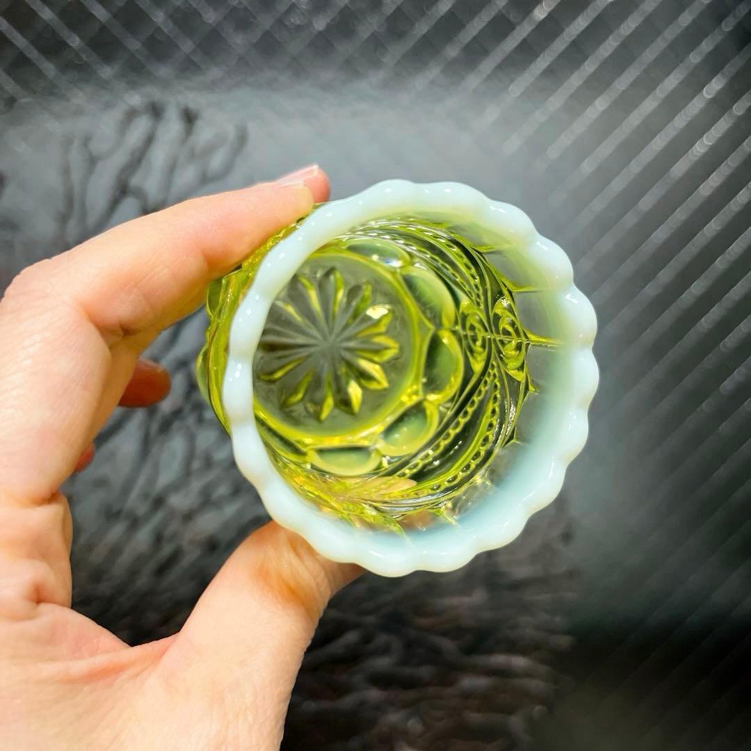 骨董　時代プレス　乳白色暈し　オパールセント カナリアイエロー猪口　盃　ウラン