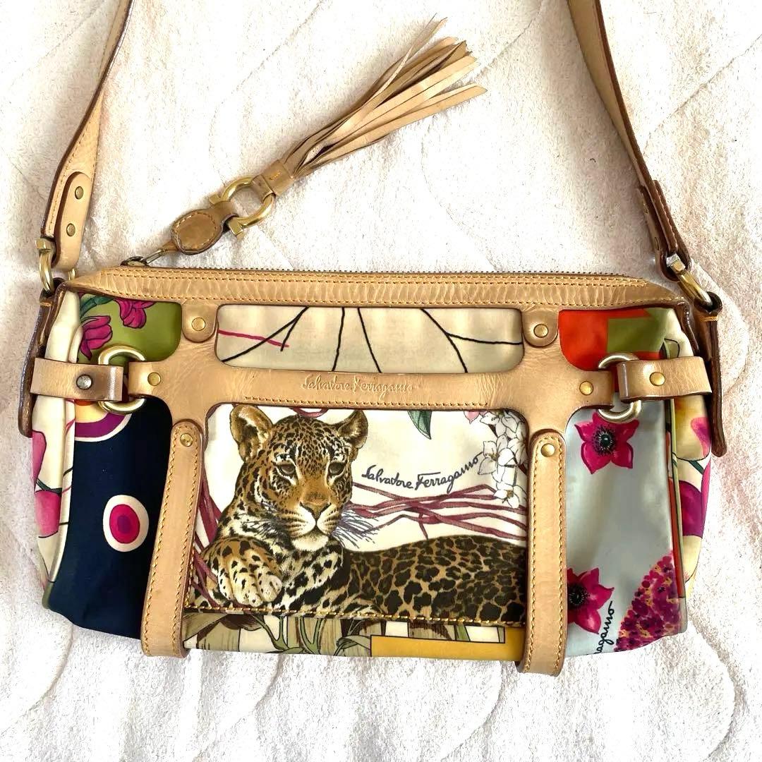人気デザインSalvatore Ferragamo レオパード ショルダーバッグ