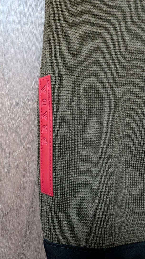 プラダスポーツ　オリーブグリーン タートルネックニット　ダメージ有り　48