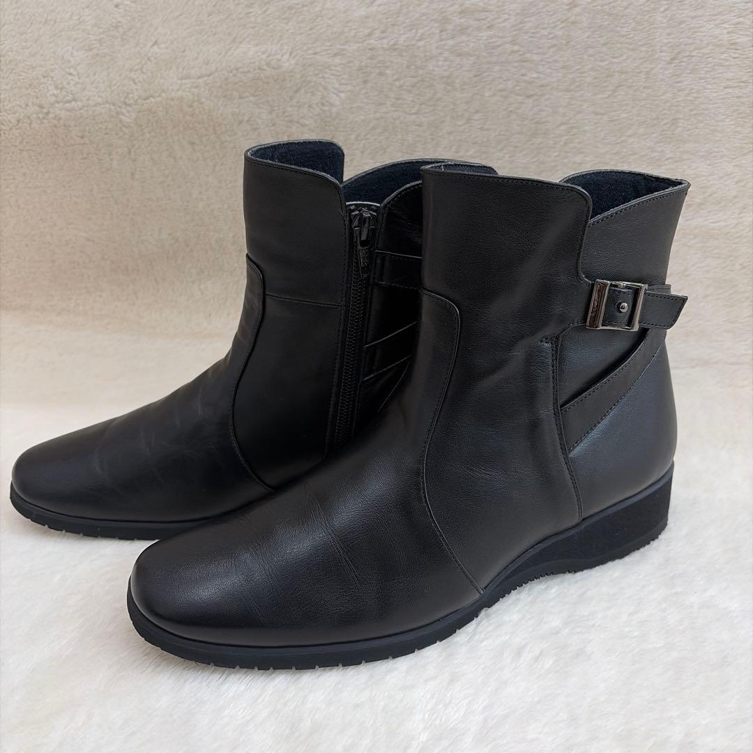 【ペダラ】23.5 アシックス ショートブーツ クロスベルト 黒 サイドジップ