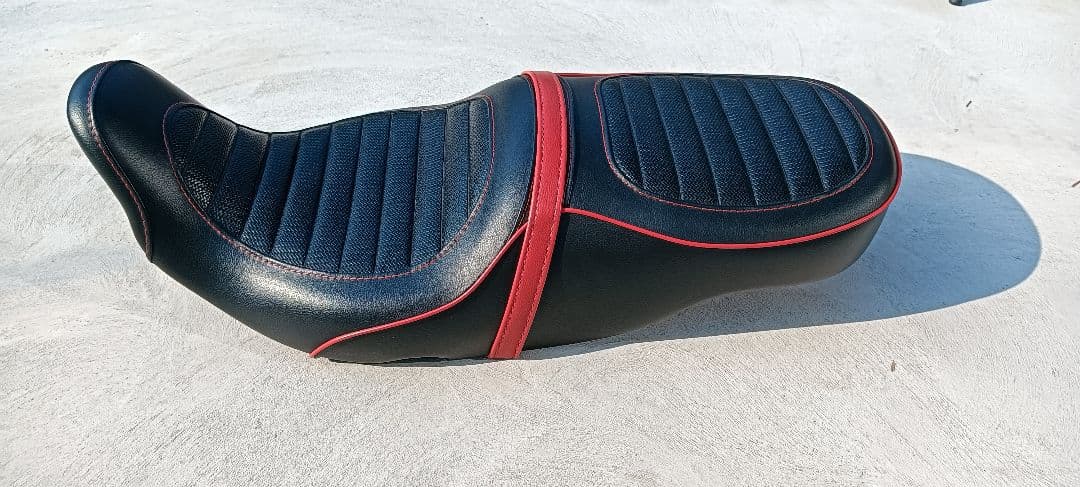 バイクシート ブラック/レッド ストライプ