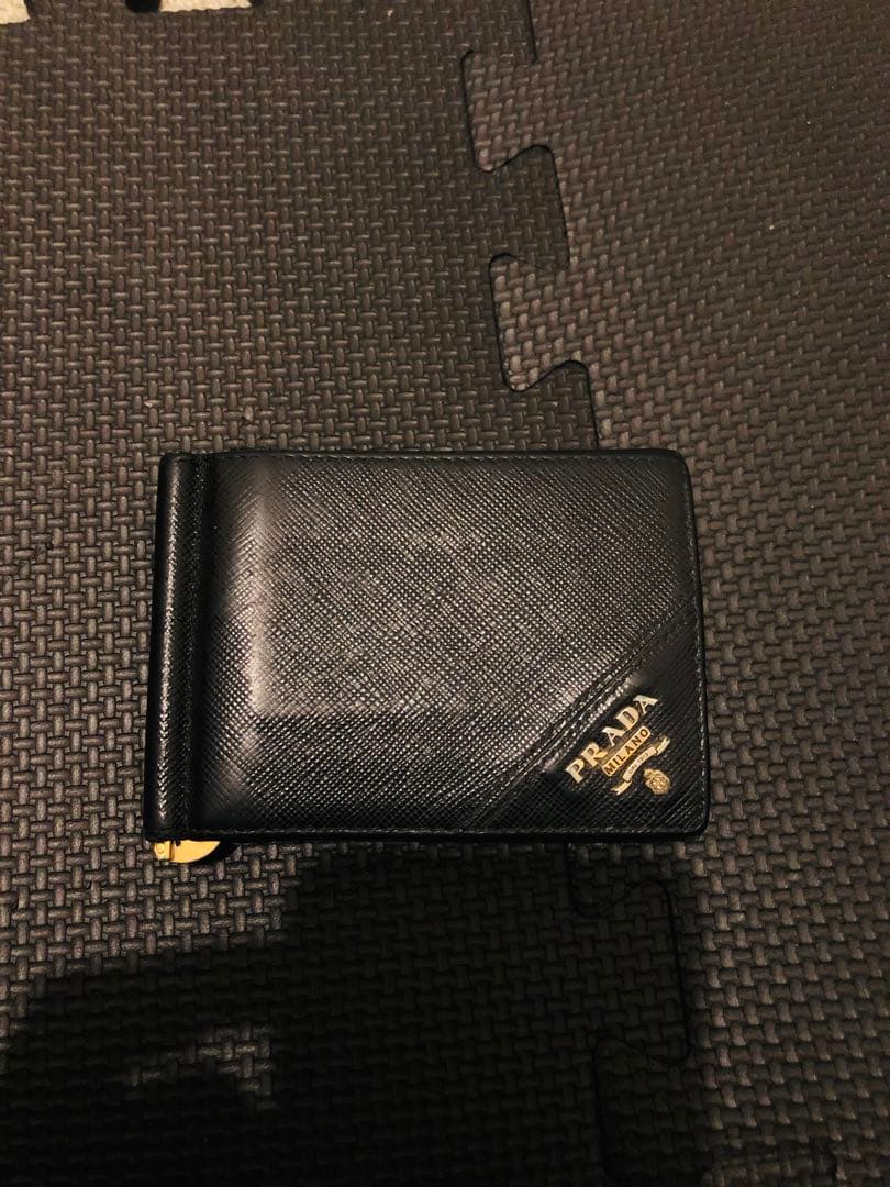 プラダ　マネークリップ　折り財布　ブラック