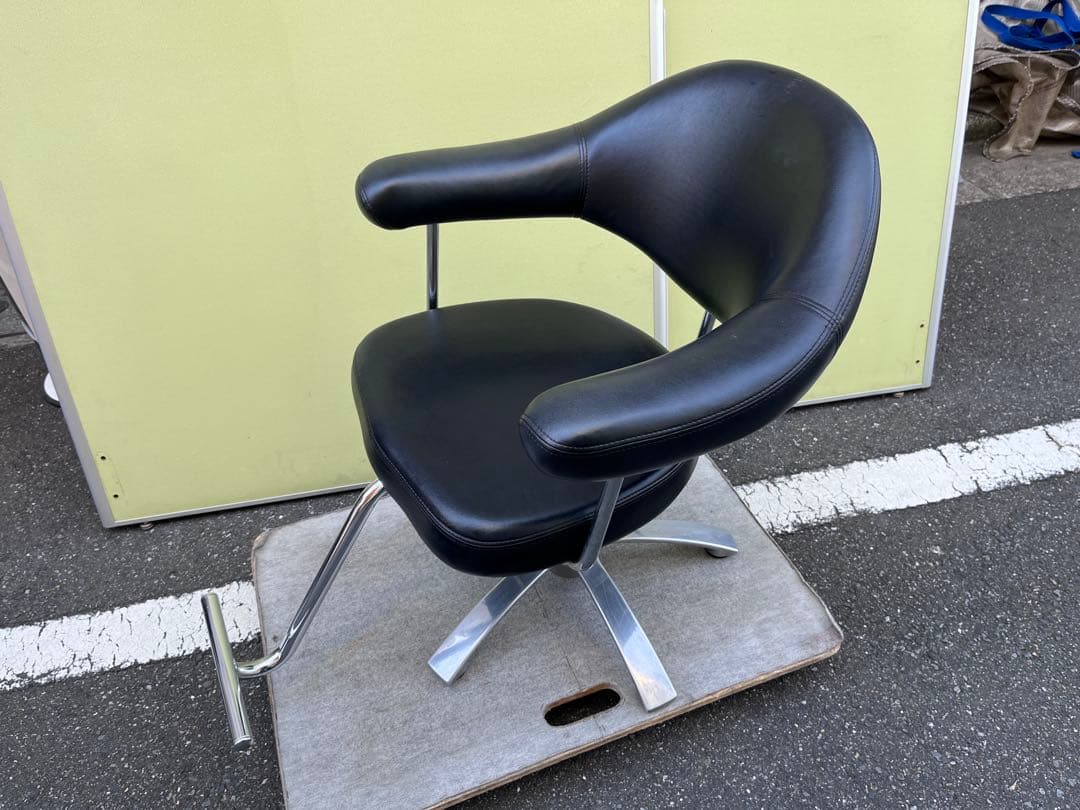美容室の椅子￼ カット椅子
