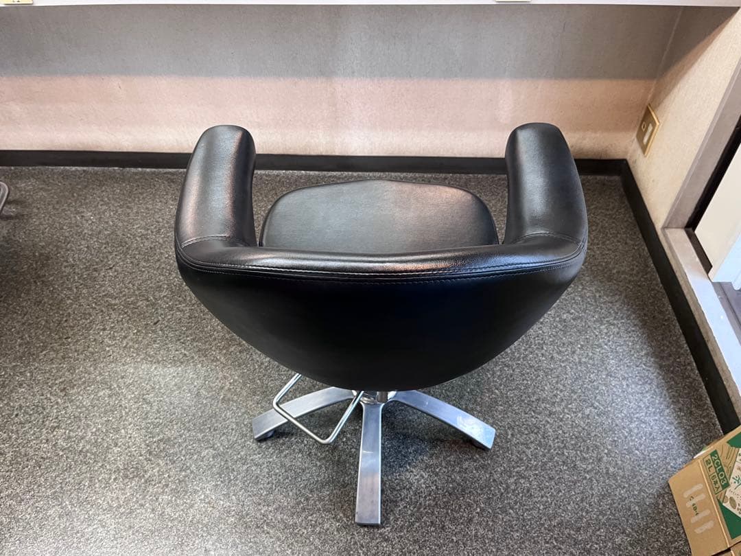 美容室の椅子￼ カット椅子