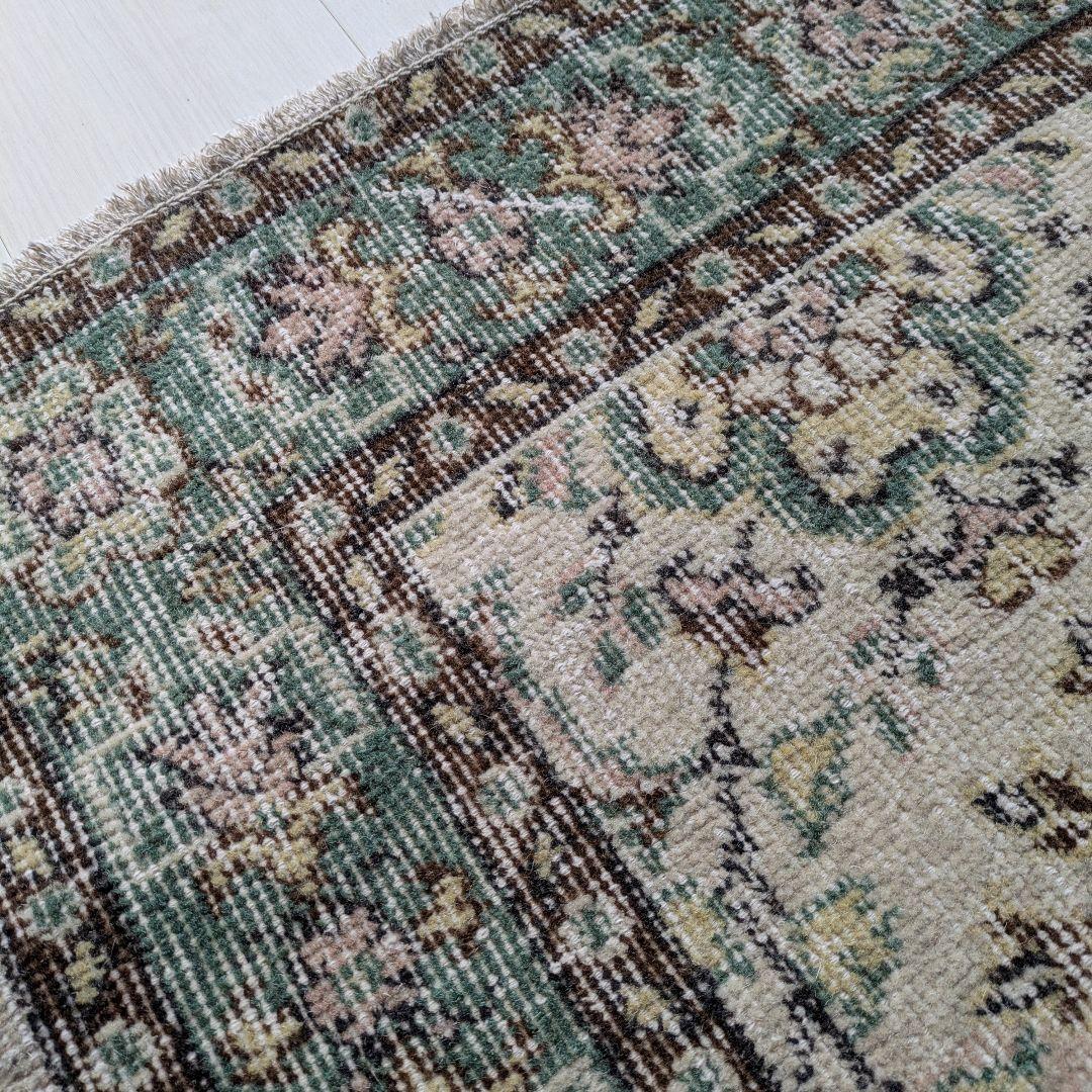 118×207 ベージュ×グリーン　花柄と縁取り　トルコヴィンテージラグ