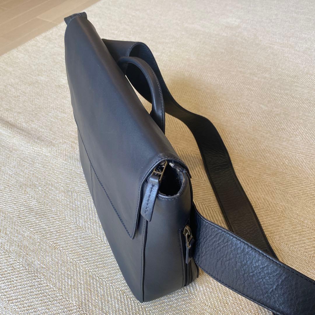 マザーハウス ザダン メッセンジャー ネイビー 斜めフラップ