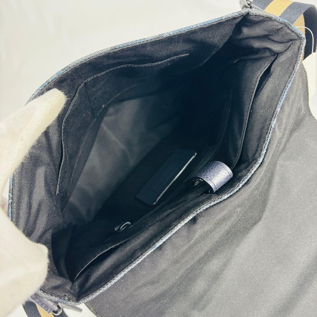 美品　コーチ 　 ショルダーバッグ　メッセンジャーバッグ　 ハワイアン柄