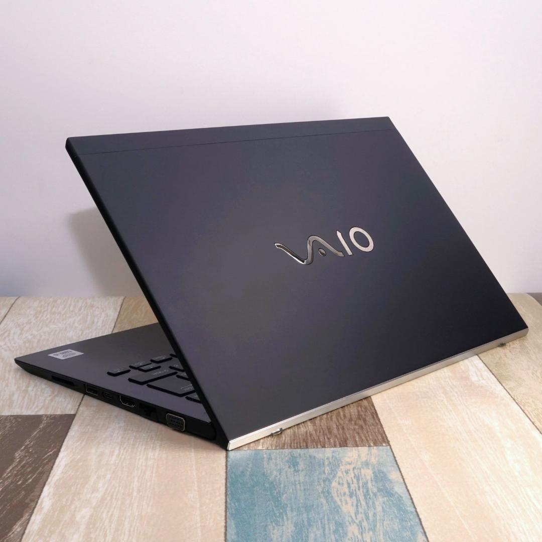 高年式の１３インチ薄型軽量モバイル✨１０世代コアｉ５に超高速新品ＳＳＤ５００ＧＢ