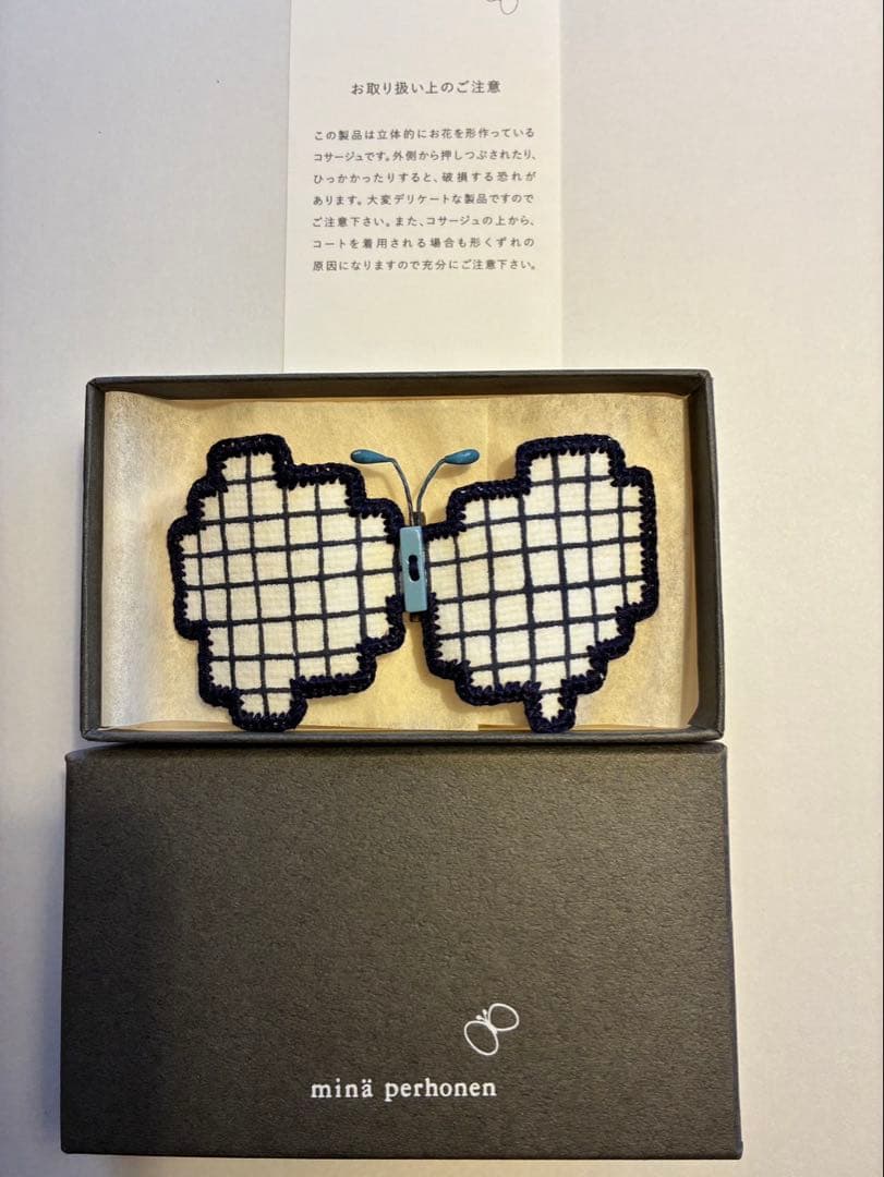 minä perhonen 蝶の形状ブローチ ホワイト