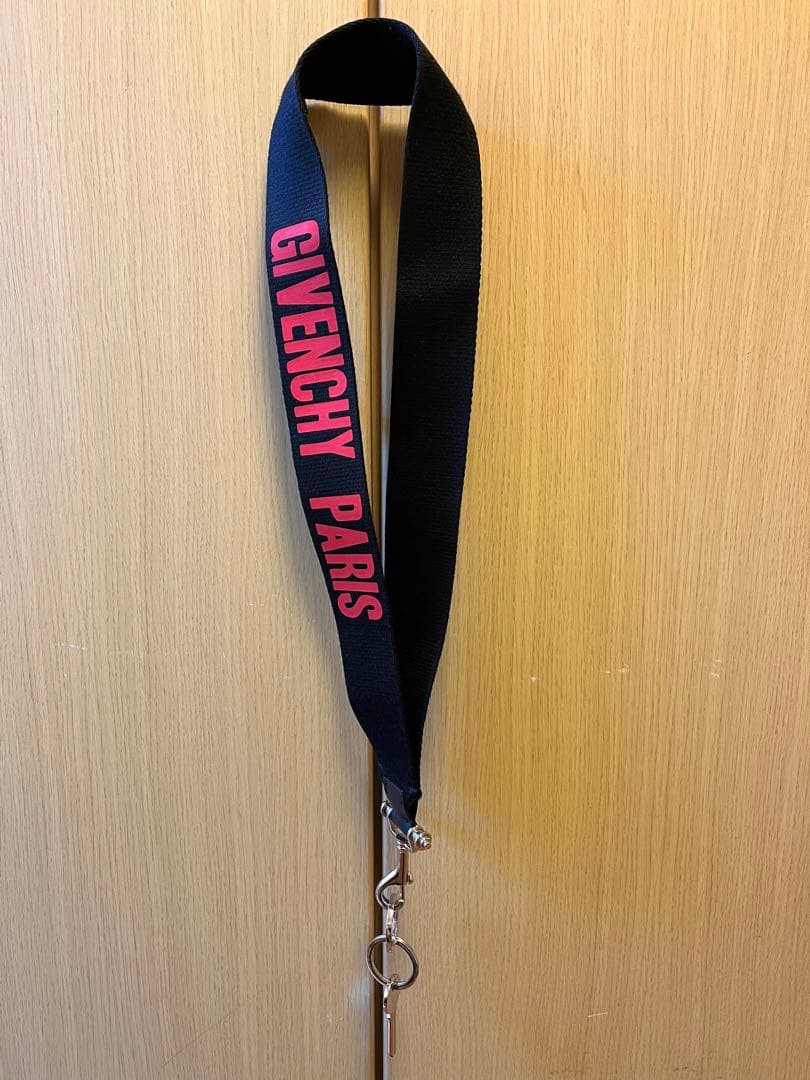 正規美品 Givenchy ジバンシィ ロゴ ネックストラップ