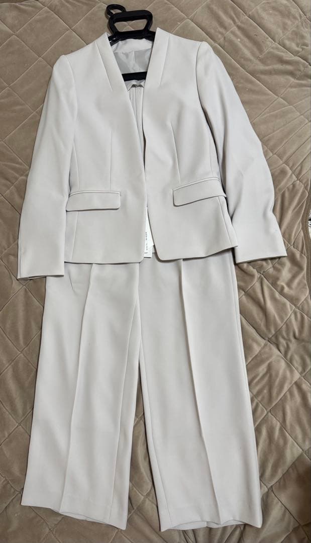 ホワイト(グレー味あり) ノーカラー スーツ ワイドパンツ