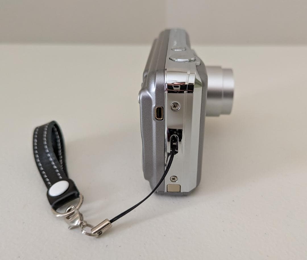 FUJIFILM FinePix AX600シルバー/乾電池式