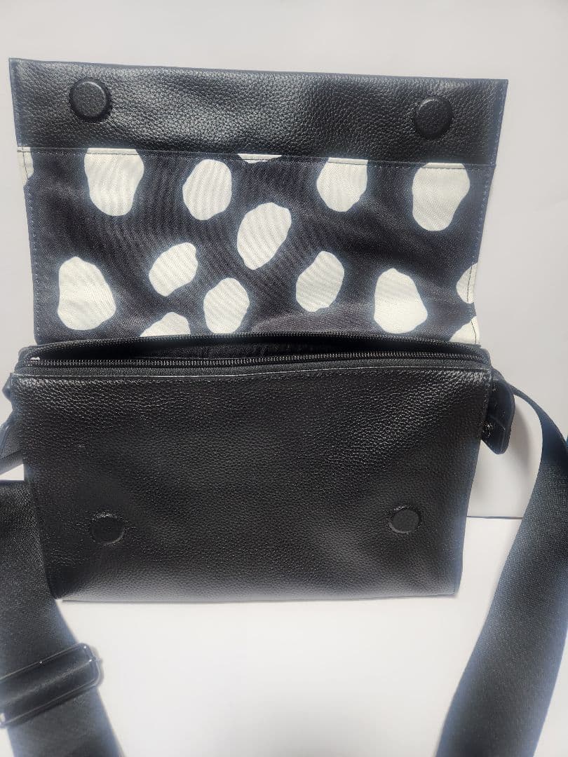 【美品】ear PAPILLONNER 本革 レザーショルダーバッグ ブラック