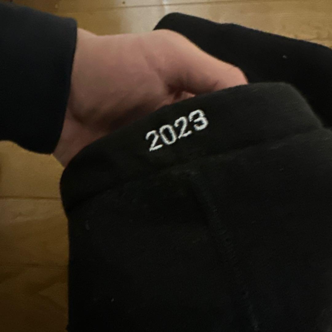 シュプリームパーカー