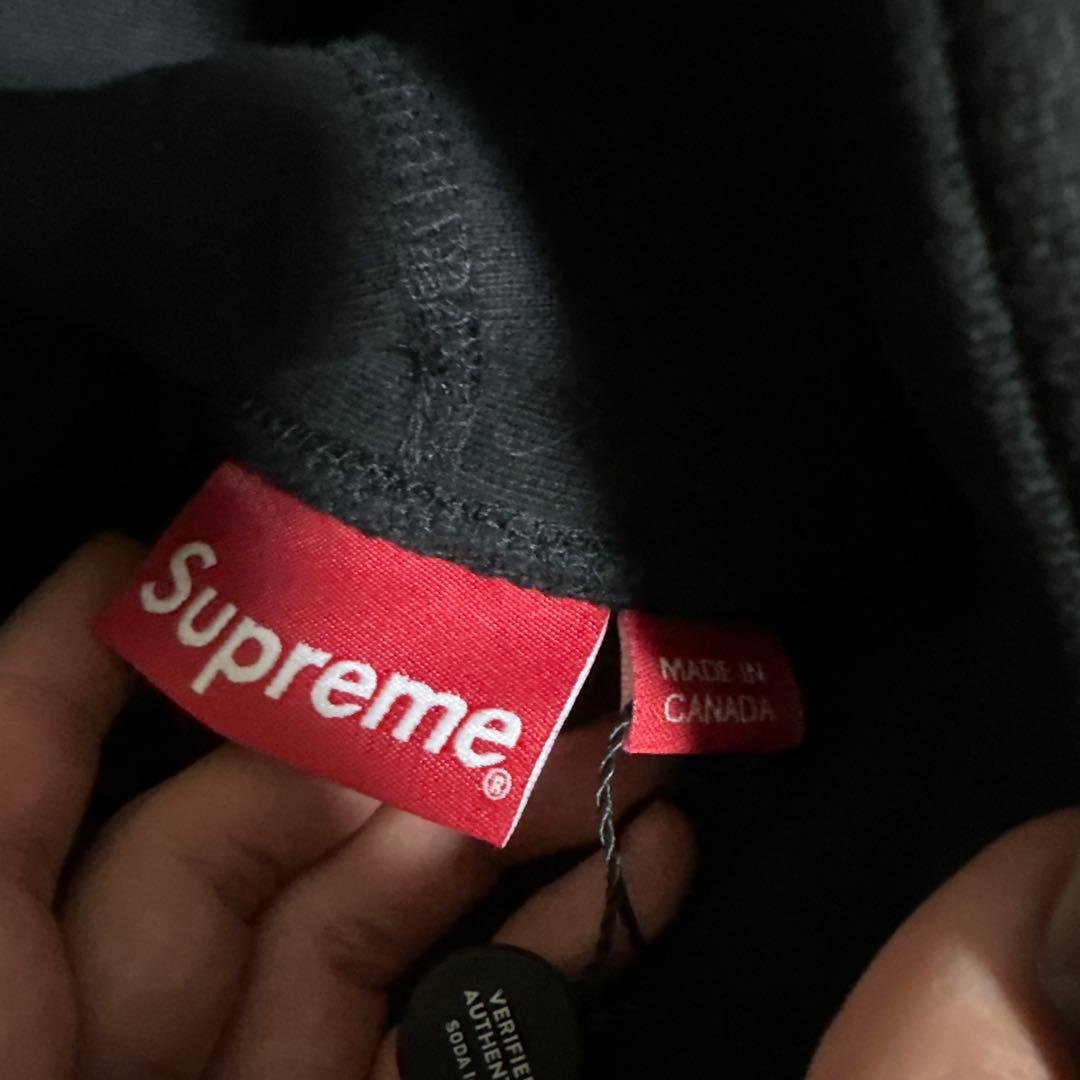 シュプリームパーカー