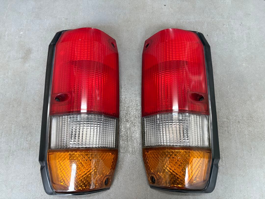 ランクル70　78プラド　純正　テールランプ　テールライト　レンズ　左右　トヨタ