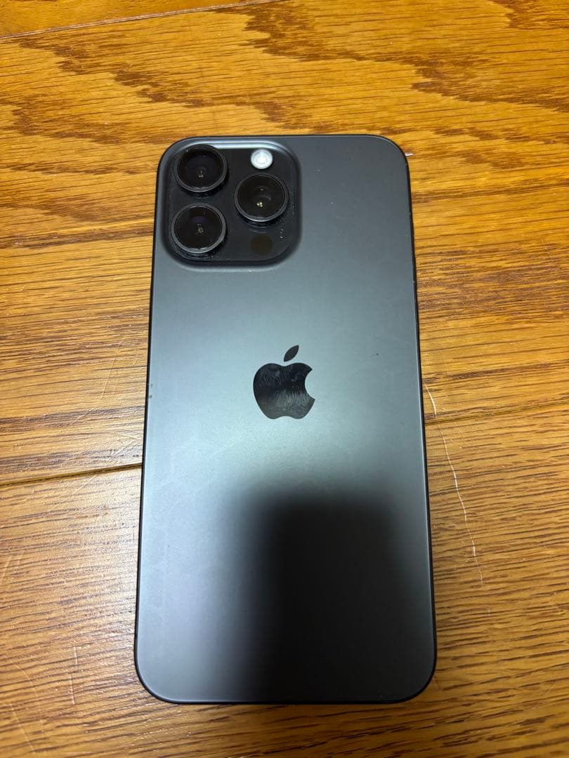 iPhone 15プロマックス　画面ひび割れあり