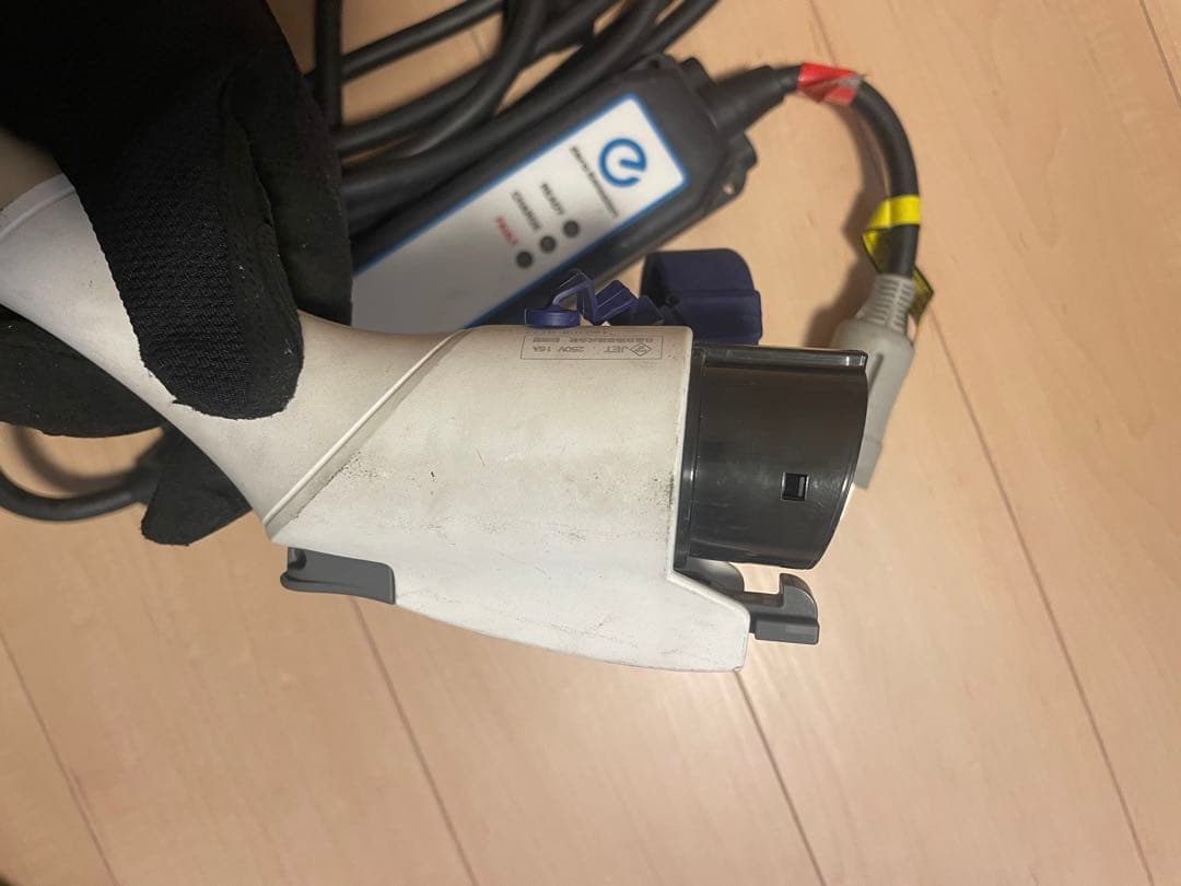 日産　リーフ　充電ケーブル