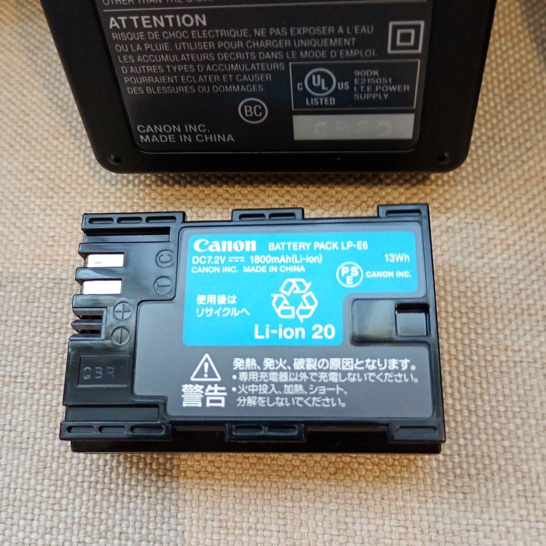 一眼レフCanon EOS70D ズームレンズ、単焦点レンズ、フード、ポーチ付き