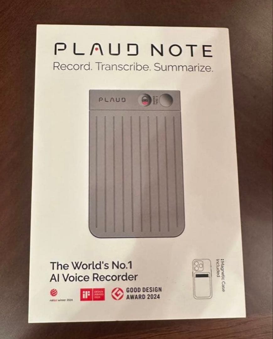 AI機能を搭載したPLAUD NOTE音声レコーダー、レザーケース付き。