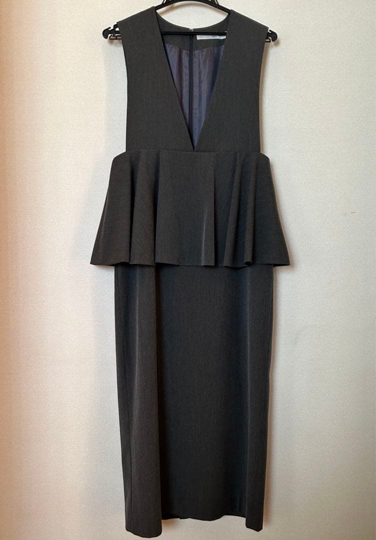 ダークグレー Vネック ペプラムワンピース